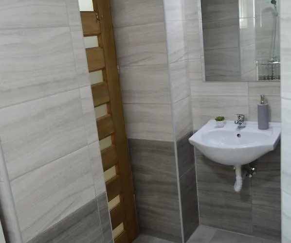 Bettina Vendeghaz アパート