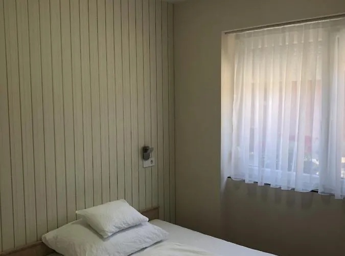 Bettina Vendeghaz アパート