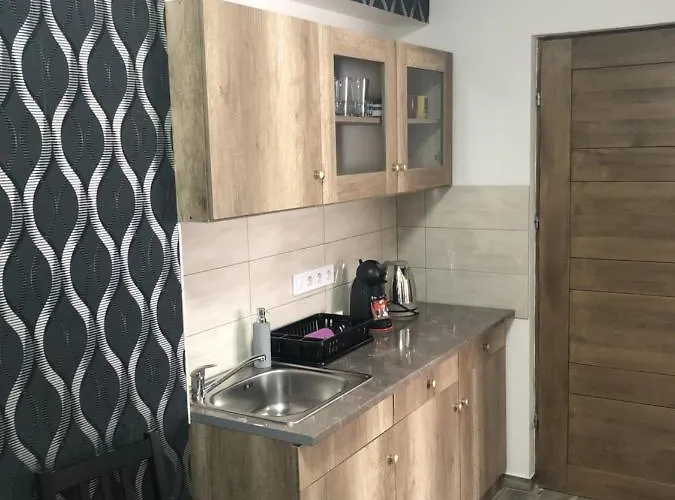 Bettina Vendeghaz アパート